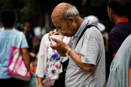 梦见去世的外公再吃东西