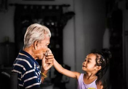 梦见死了的爷爷说话