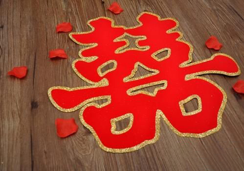 梦见门上贴大红色喜字