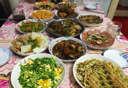 梦见一桌子丰厚的菜