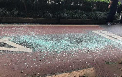 梦见玻璃碎了一地