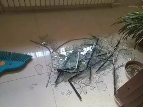 梦见家里的玻璃碎了