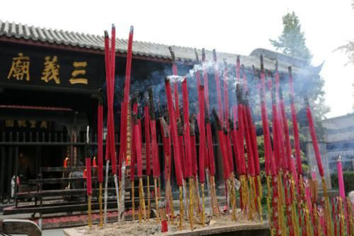 梦见烧香拜关公
