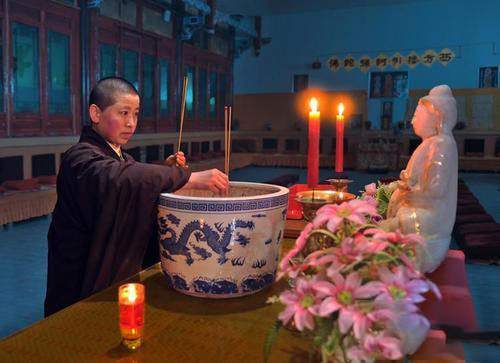 梦见庙里拜神