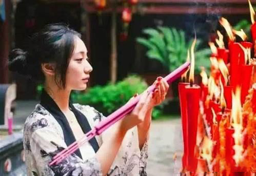 梦到自己烧香拜佛
