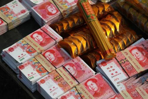 梦到自己手拿冥币