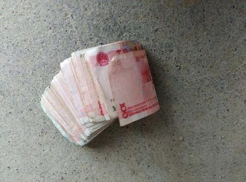 梦见把钱扔了一地