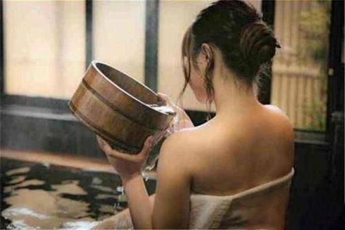 梦见去女浴室洗澡