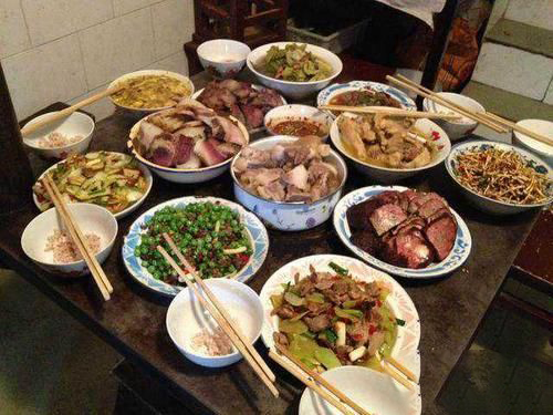 梦见家里款待客人吃饭