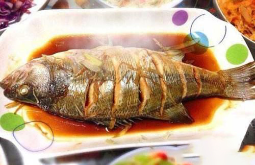 梦见吃饭吃鱼