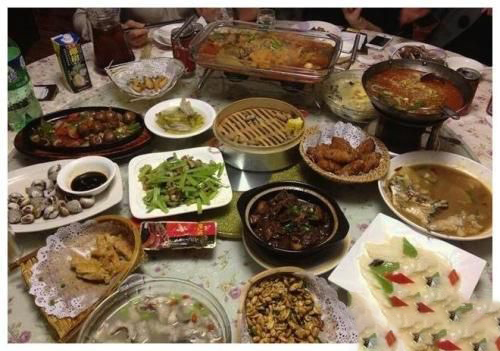 梦见很多人抢桌子吃饭