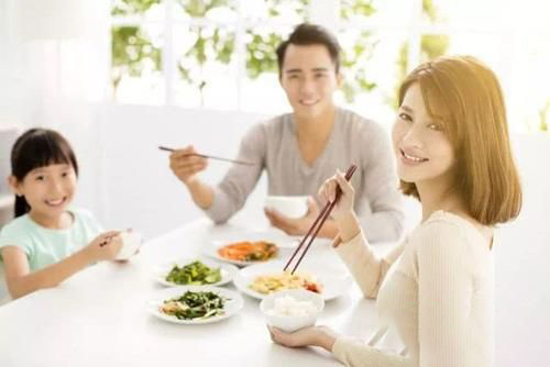 梦见全家人一起吃饭