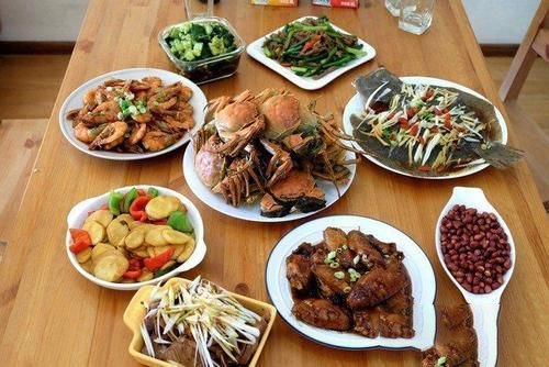 梦见在他人家吃饭