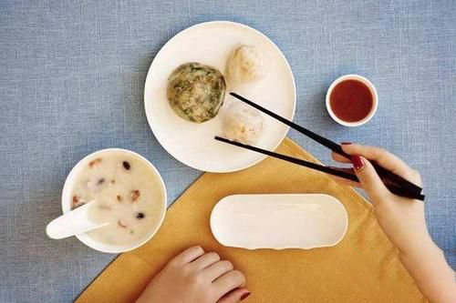 梦见自己吃饭