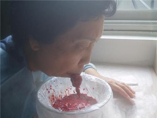 梦见口中吐血
