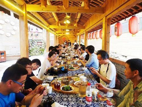 梦见好多人吃饭