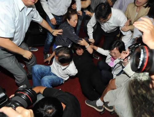 梦见好多人乱打架