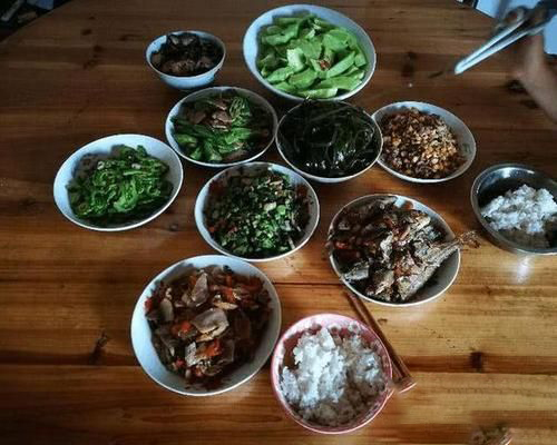 梦见吃饭没菜