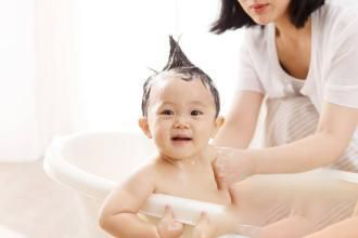 梦到自己冲澡边上有些人