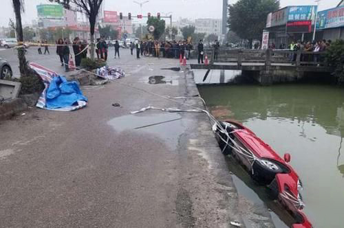 梦见开车掉水沟