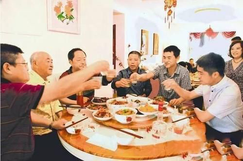梦见和喜欢的人一起吃饭