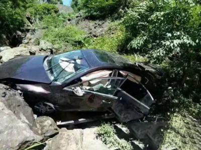 梦见开车掉下悬崖没死