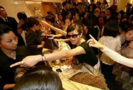 梦见吃饭打架