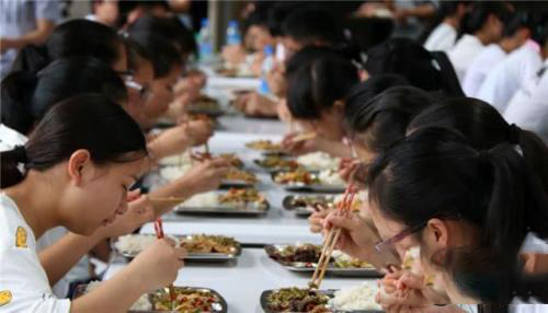 梦见在学校吃饭