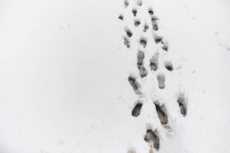 梦见雪上的脚印