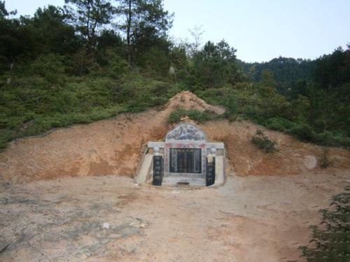 梦见坟山