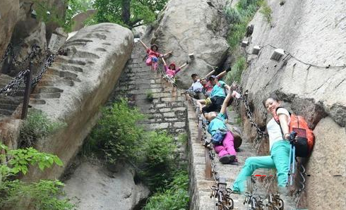 梦见爬山险峻