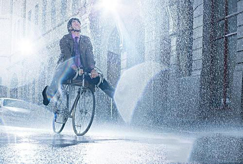 梦见下雨骑车