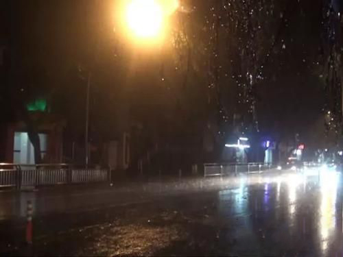 梦见下了一一整夜的暴雨