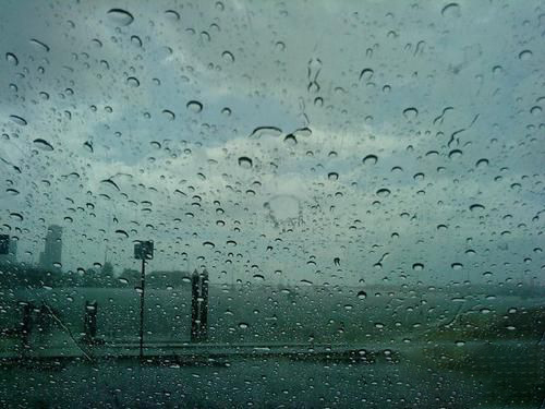 梦见等车下雨