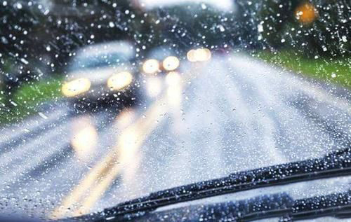梦见下雨进屋雨水