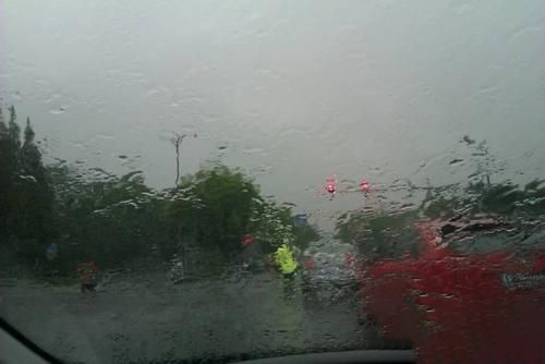 梦见大风大雨吹倒墙面