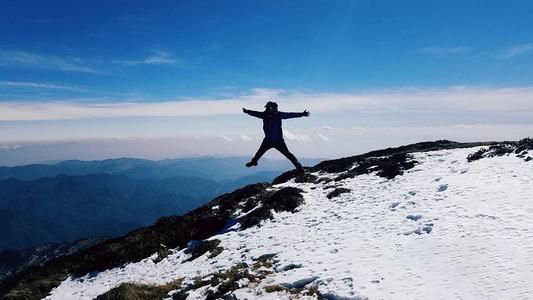 梦见爬到山顶下山