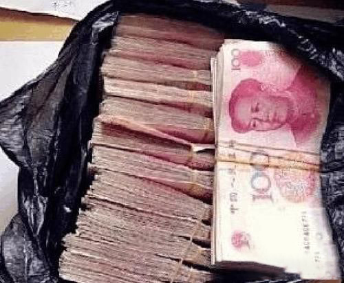 梦见下雨天捡钱