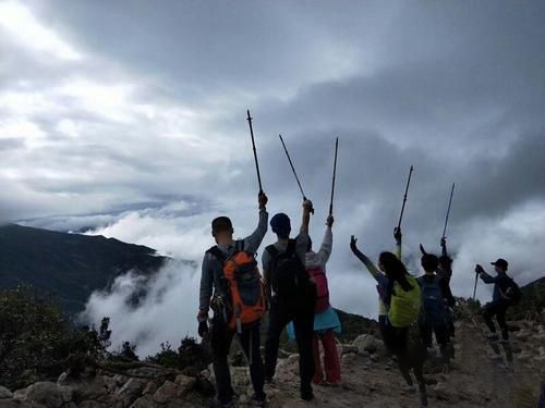 梦见下雨天登山