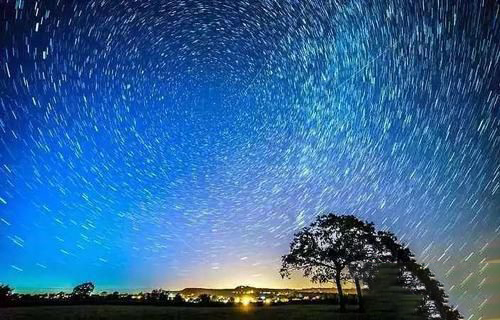 梦见流星雨尤其壮阔