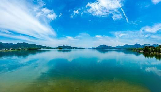 梦见好大一片湖水
