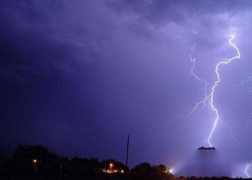 梦见夜里一直在打雷下雨