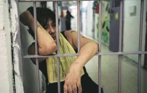 梦见被关进监狱
