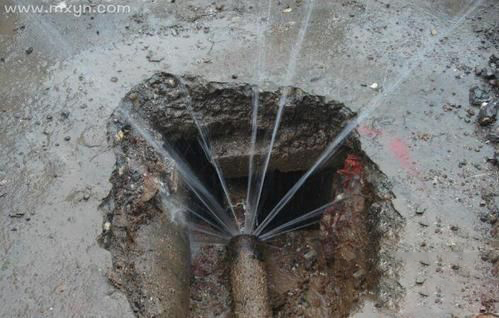 梦见房子水管破水