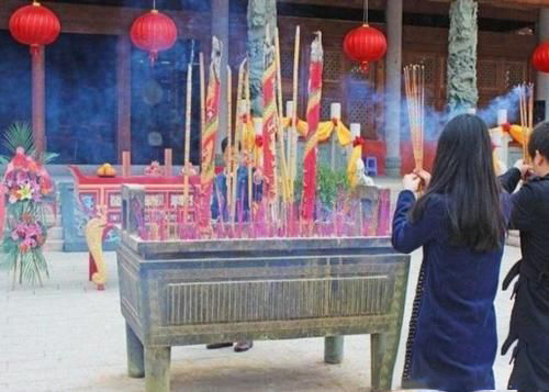 梦见寺庙烧香