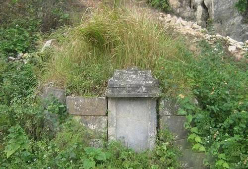 梦见路过坟地