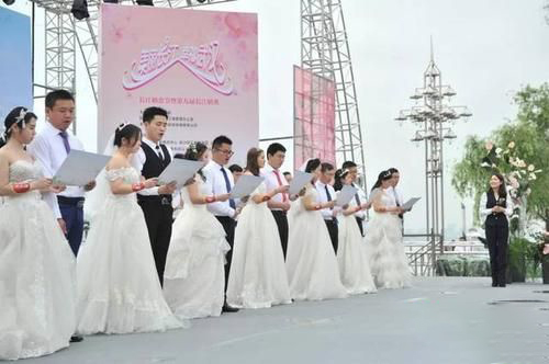 梦见好多人一起结婚