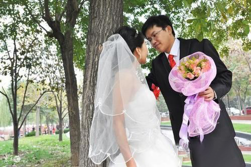 梦见和一个女性朋友结婚了