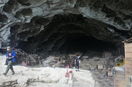 梦见被困在山洞里
