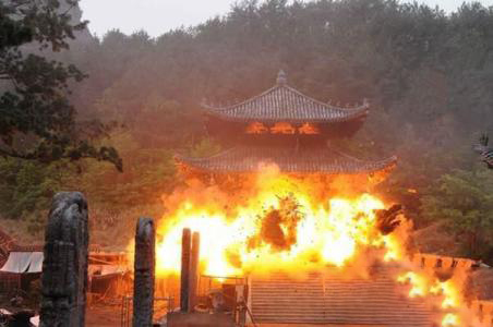 梦见寺庙大门口着火